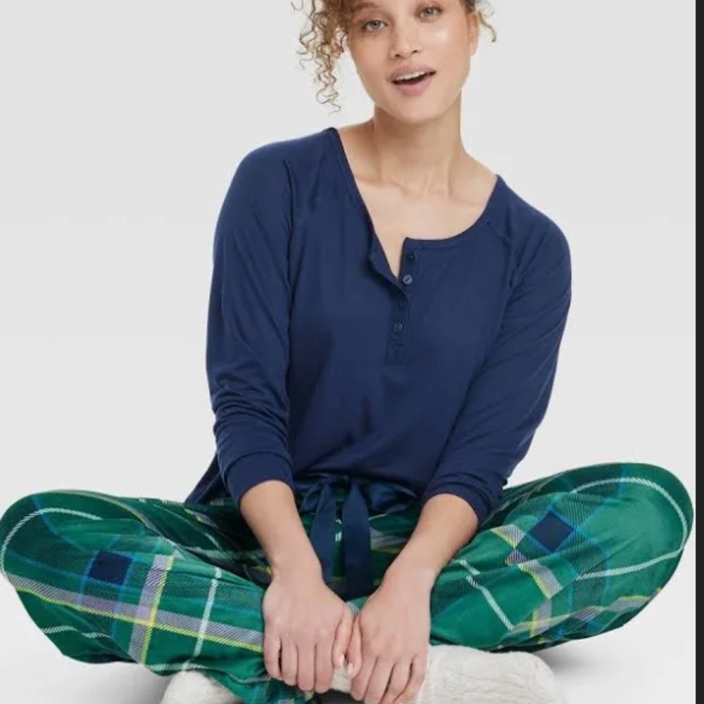 Stars Above 🎄 ⛄️ ✨ 🎁 Sleepwear NWT
Plaid pajama small green & blue